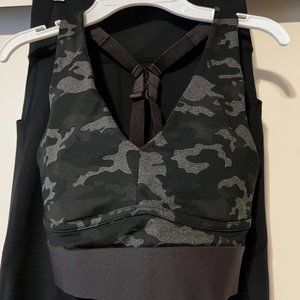 Fabletics small All Day Every Day Bra & Oasis 7/8 Leggings black/camo